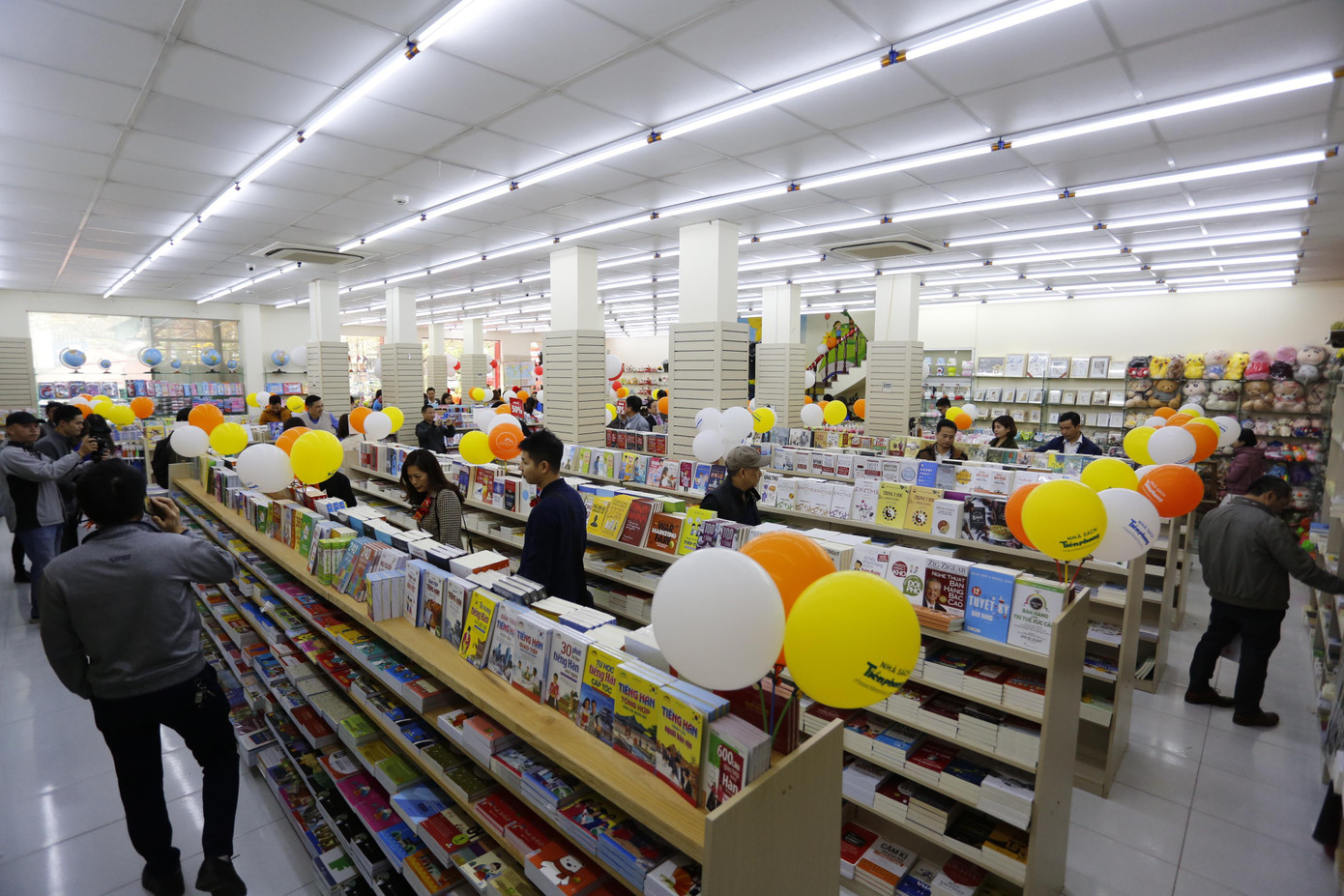Tưng bừng khai trương Nhà sách Tiền Phong Nguyễn Phong Sắc ảnh 3