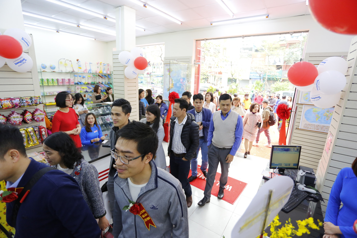 Tưng bừng khai trương Nhà sách Tiền Phong Nguyễn Phong Sắc ảnh 4