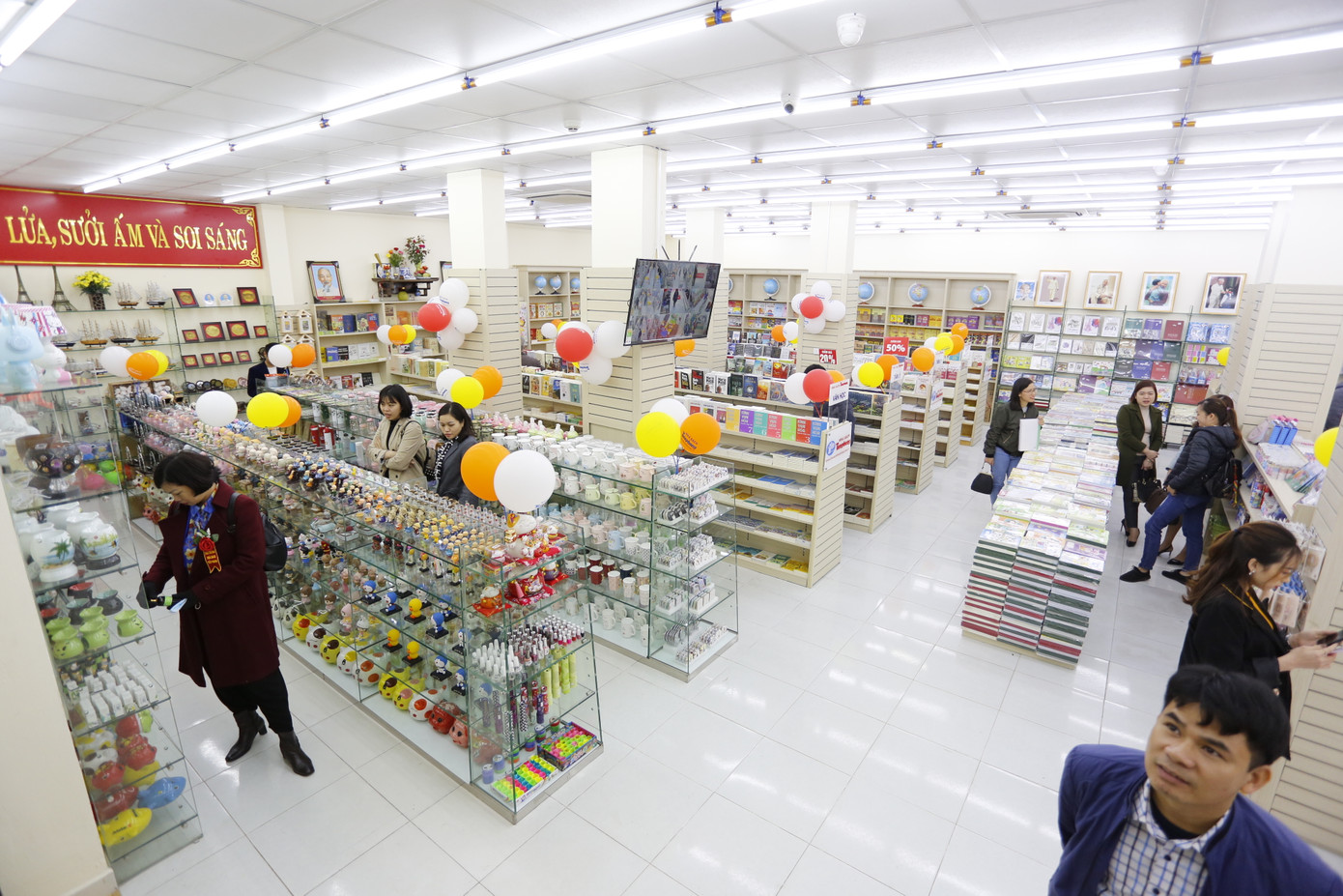 Tưng bừng khai trương Nhà sách Tiền Phong Nguyễn Phong Sắc ảnh 5