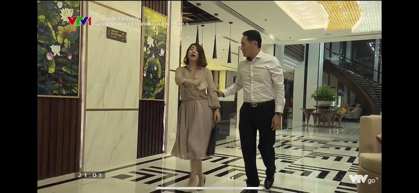 Đừng bắt em phải quên 5: Luân bị con gái bắt gặp đang ôm 'em gái mưa' ảnh 1