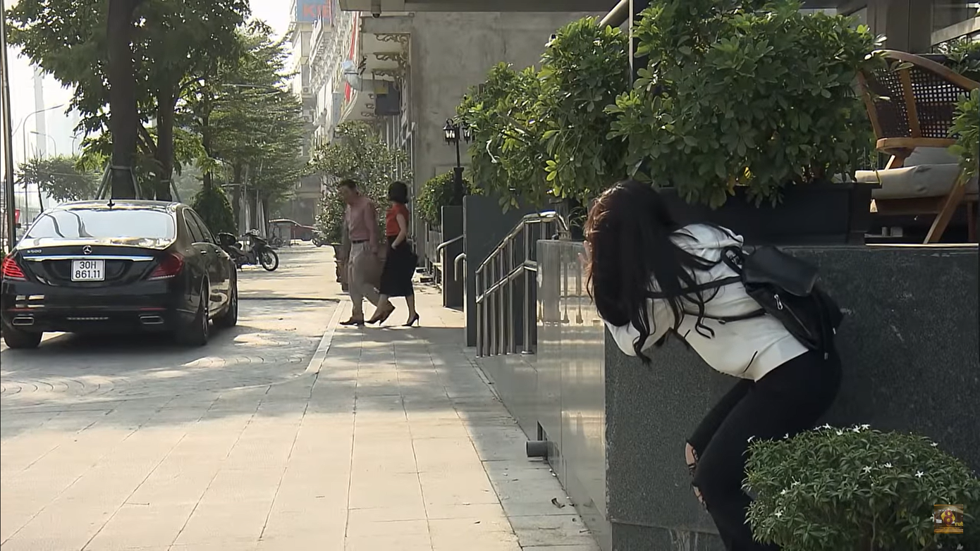 Đừng bắt em phải quên 8: Ngọc trốn học đi theo dõi bố và em gái mưa quái thai ảnh 3