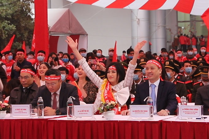 Hoa hậu Đỗ Thị Hà phấn khích cổ vũ hết mình rapper Rica ảnh 4