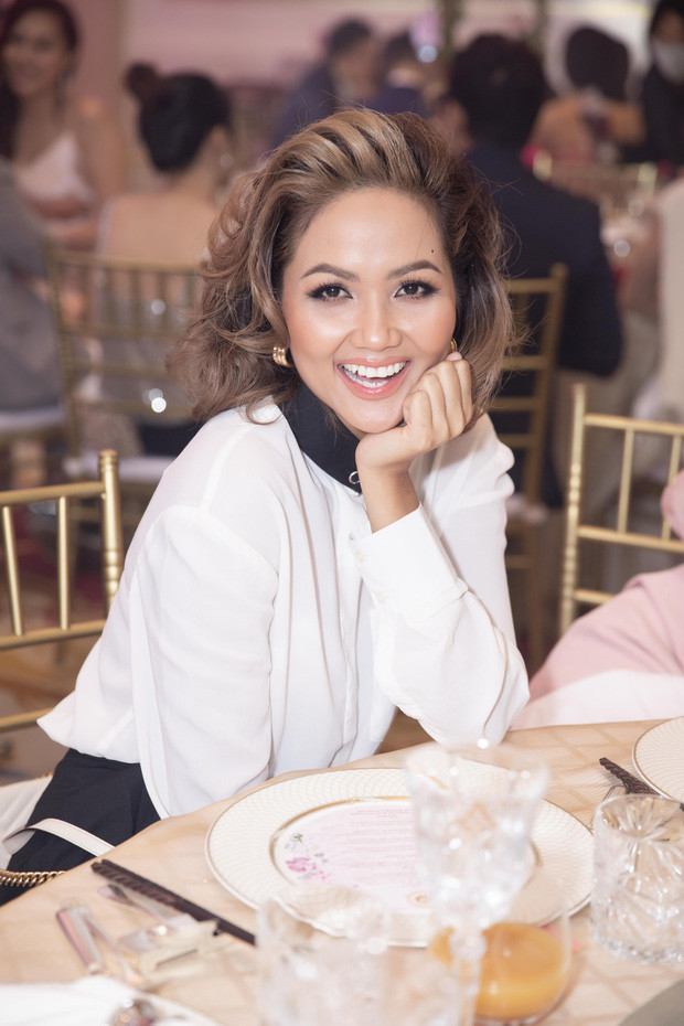 Những đám cưới đình đám Vbiz: Dàn bê tráp, khách mời toàn hoa hậu, á hậu ảnh 12