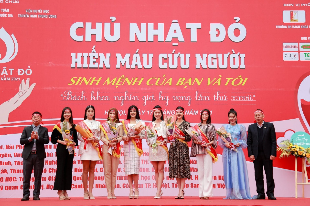 Người đẹp Hoa Hậu Việt Nam hào hứng chơi trò 'kiếm gấu' của Xuân Bắc ảnh 7