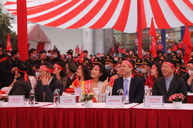 Hoa hậu Đỗ Thị Hà phấn khích cổ vũ hết mình rapper Rica ảnh 5