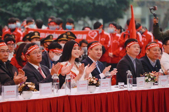 Hoa hậu Đỗ Thị Hà phấn khích cổ vũ hết mình rapper Rica ảnh 6