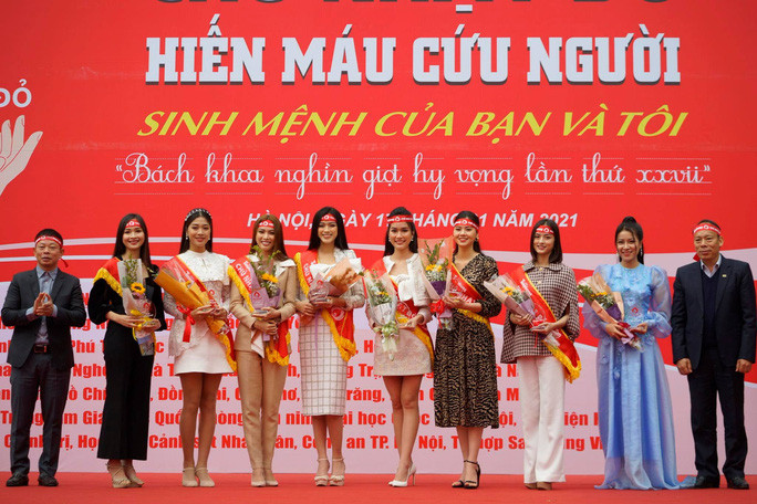 Hoa hậu Đỗ Thị Hà phấn khích cổ vũ hết mình rapper Rica ảnh 2