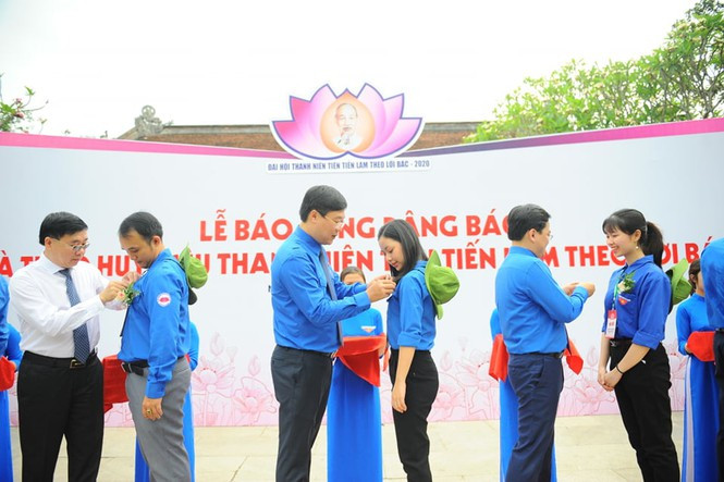 Toàn cảnh lễ tuyên dương các điển hình tiên tiến trong học tập và làm theo lời Bác ảnh 14