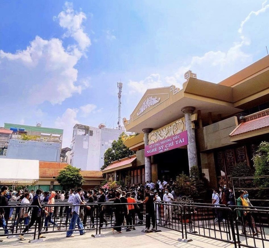 Thu Trang, Tiến Luật cùng nhiều nghệ sĩ đến viếng và tiễn đưa cố nghệ sĩ Chí Tài ảnh 1