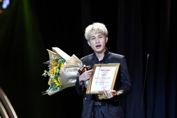 Jack tiếp tục khiến fandom Đom Đóm tự hào vì hành động lễ phép với tiền bối, lịch thiệp với fan ảnh 2