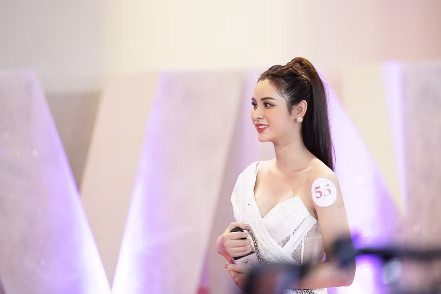 Để cạnh tranh với Kiều Loan, Hoàng Thùy tự nhận mình không đẹp bằng mỹ nhân chuyển giới ảnh 3