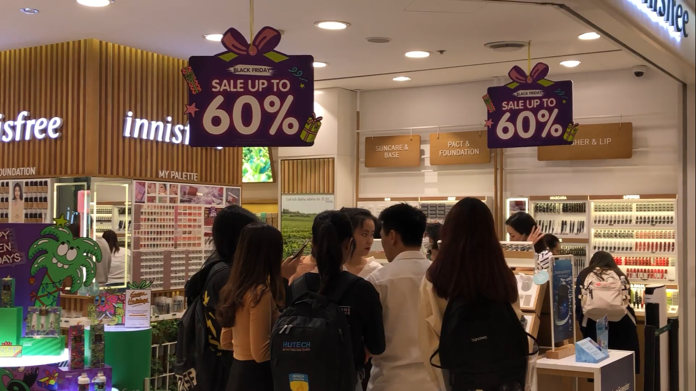 Các thương hiệu mỹ phẩm, thời trang sale mạnh tay thu hút sự quan tâm của khách hàng trẻ. Bạn đã "săn" được món hời nào trong đại tiệc mua sắm lớn nhất năm “Black Friday” chưa? ảnh 4