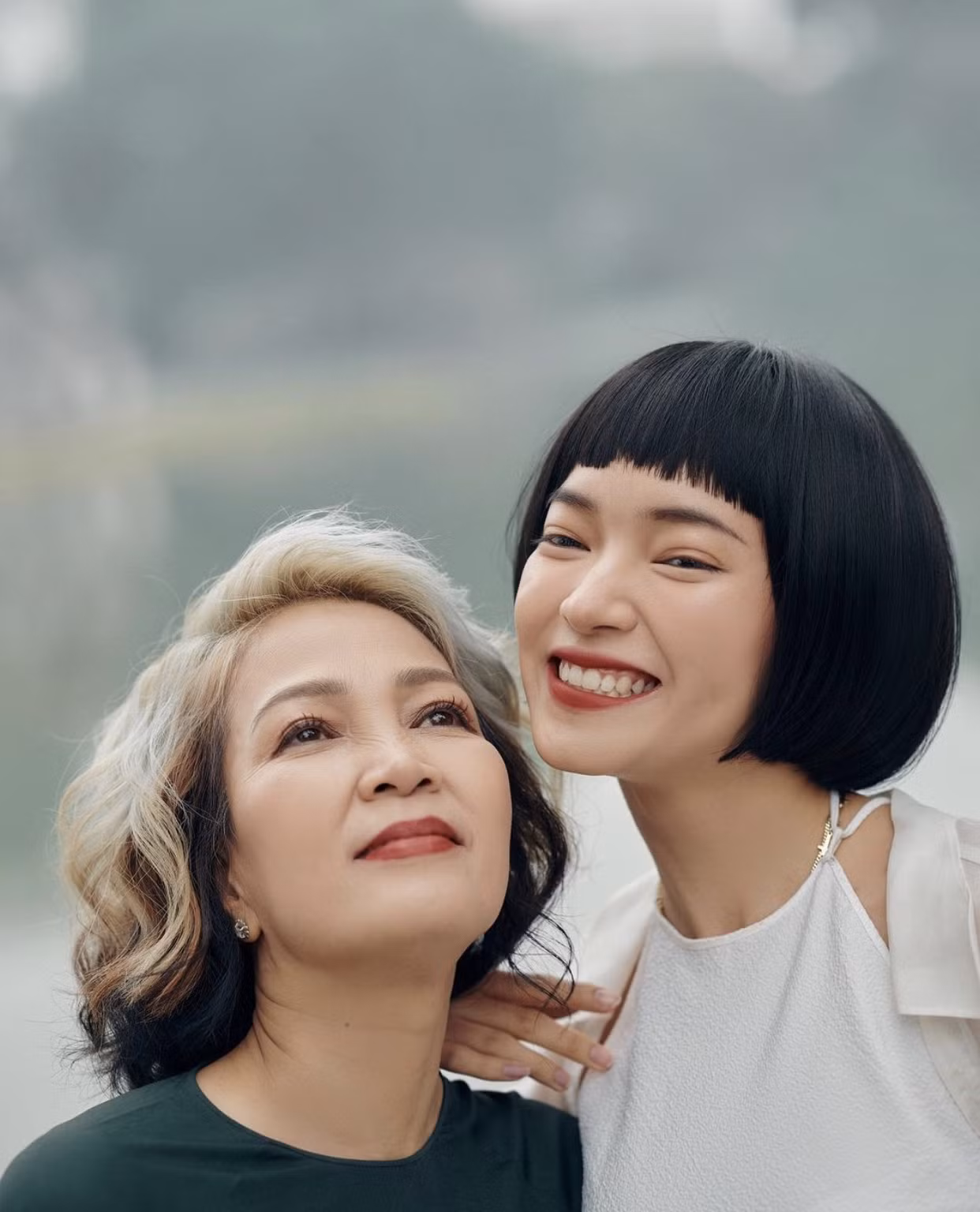Sao Việt đầu năm: Mỹ Tâm khoe sắc trong váy vàng rực rỡ, Sơn Tùng M-TP chuẩn "soái ca" bên em trai ảnh 4