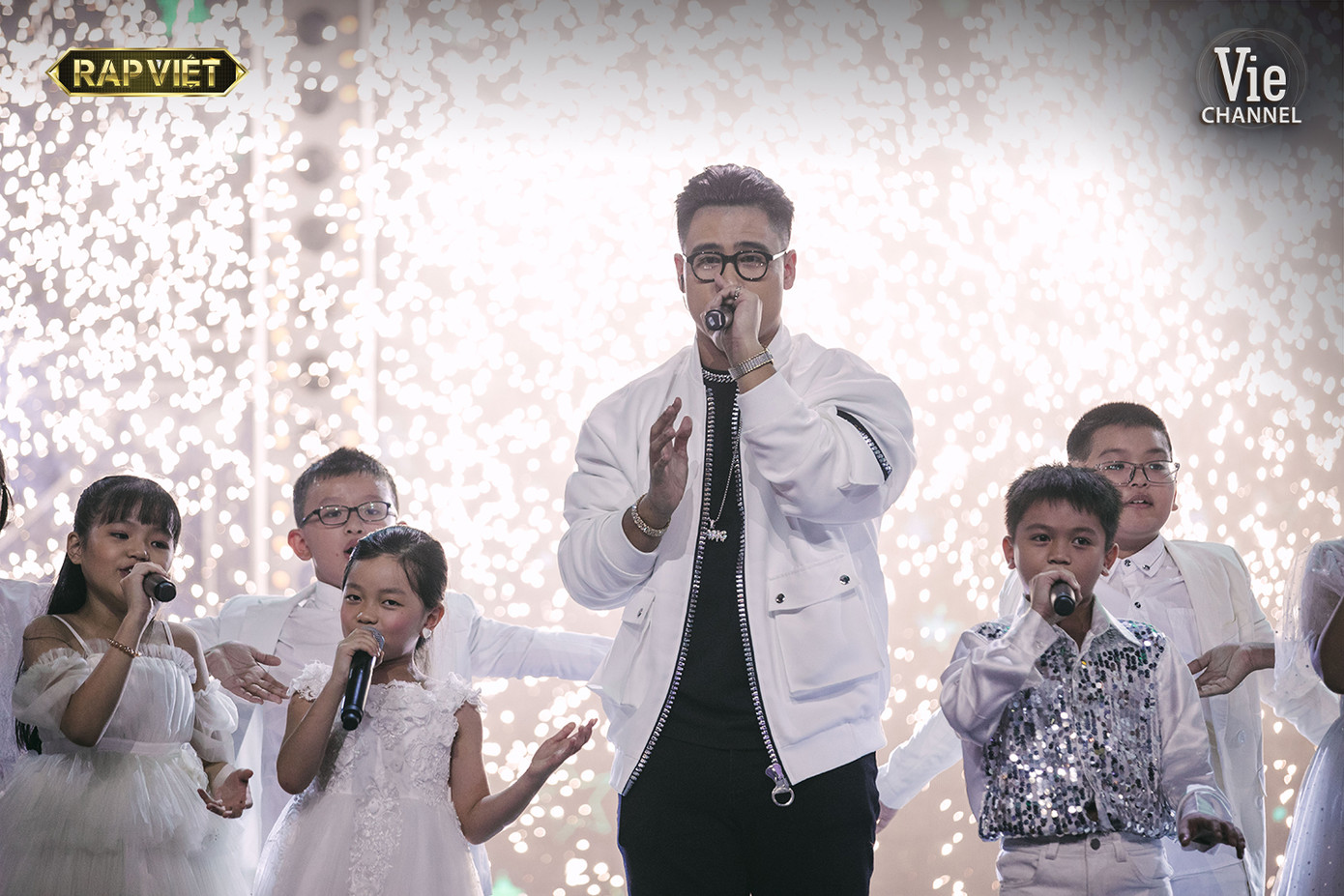 Chung kết Rap Việt: Gonzo hướng về miền Trung, G.Ducky khiến Karik bật khóc ảnh 5