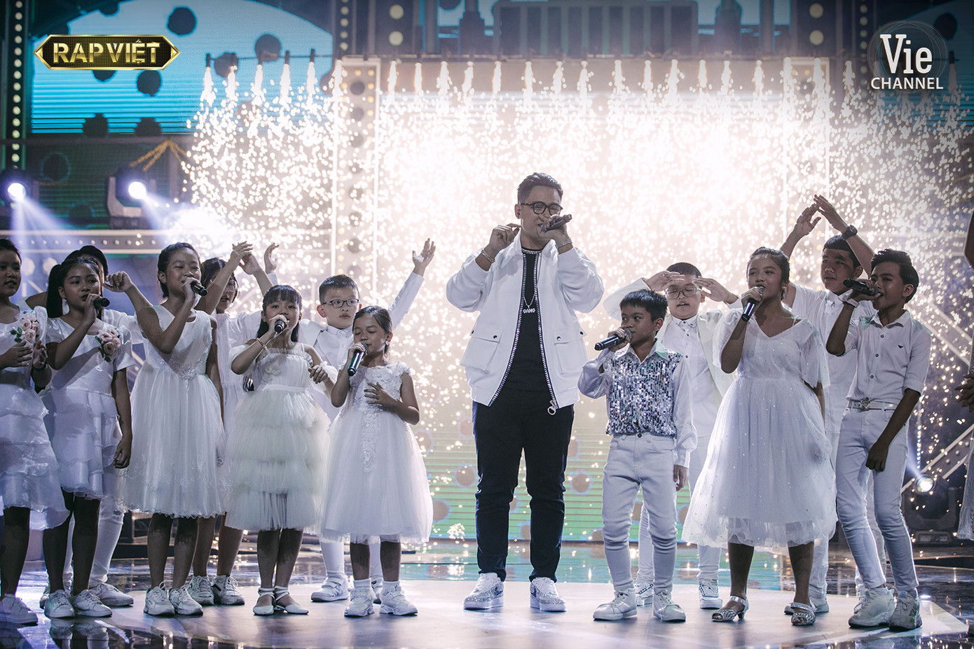 Chung kết Rap Việt: Gonzo hướng về miền Trung, G.Ducky khiến Karik bật khóc ảnh 3