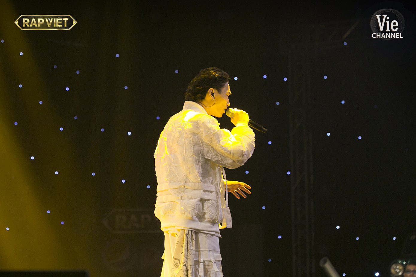 Chung kết Rap Việt: Gonzo hướng về miền Trung, G.Ducky khiến Karik bật khóc ảnh 1