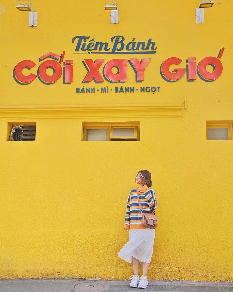 Teen nói gì khi “bức tường vàng huyền thoại” ở Đà Lạt bất ngờ xuất hiện tại Sài Gòn? ảnh 1