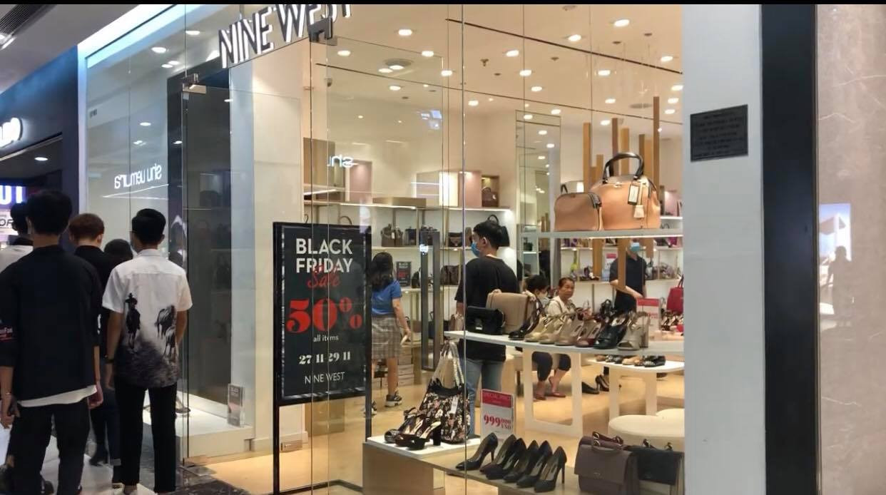 Các gian hàng hưởng ứng ngày Black Friday tại TTTM Vincom Đồng Khởi, TP.HCM Bạn đã "săn" được món hời nào trong đại tiệc mua sắm lớn nhất năm “Black Friday” chưa? ảnh 1