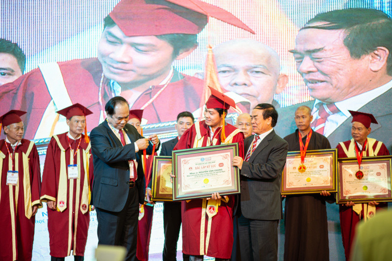 Nhạc sĩ Nguyễn Văn Chung vừa xác lập một kỷ lục mới tại Việt Nam ảnh 1