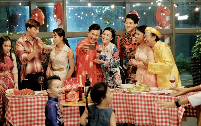 Tết vẫn là dịp để gia đình có thể đoàn tụ, sum vầy bên nhau. (Ảnh minh họa từ Internet) Sinh viên làm thêm Tết: Người lần đầu gửi tiền cho mẹ sắm Tết, người đến đêm 30 mới về nhà ảnh 4