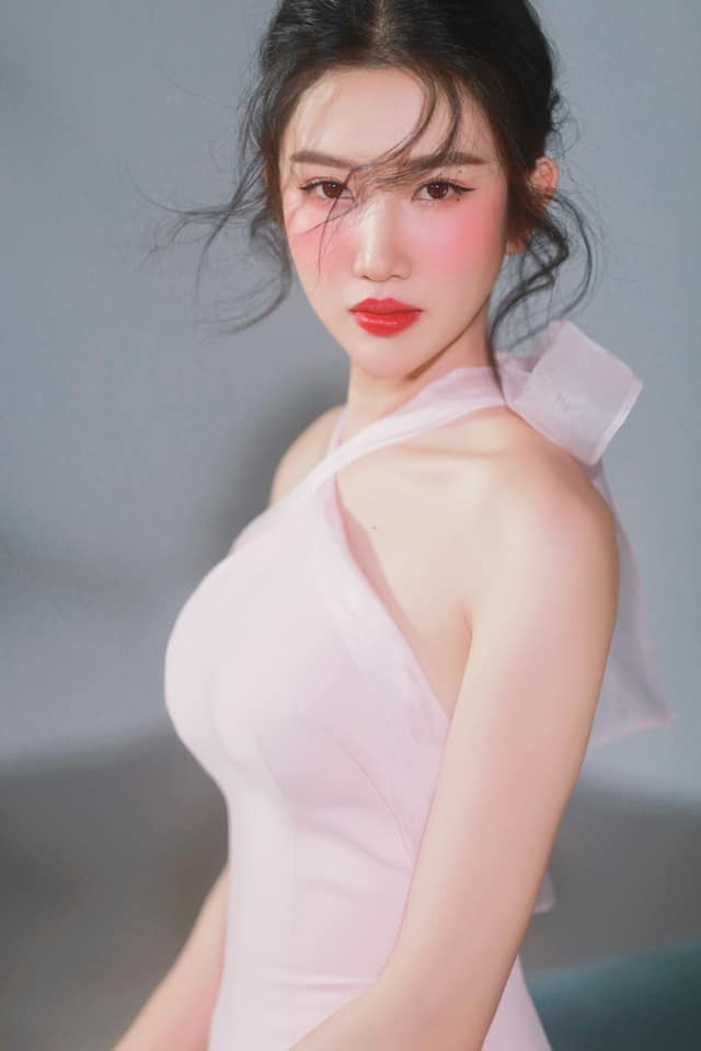 Ngắm Thúy Ngân khoe sắc trong bộ ảnh mới, netizen liên tưởng ngay đến Lưu Diệc Phi ảnh 3