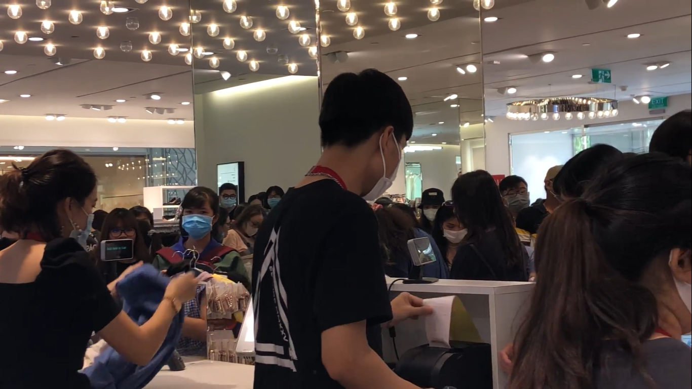 Nhân viên một cửa hàng mua sắm tất bật trong dịp Black Friday. Bạn đã "săn" được món hời nào trong đại tiệc mua sắm lớn nhất năm “Black Friday” chưa? ảnh 7