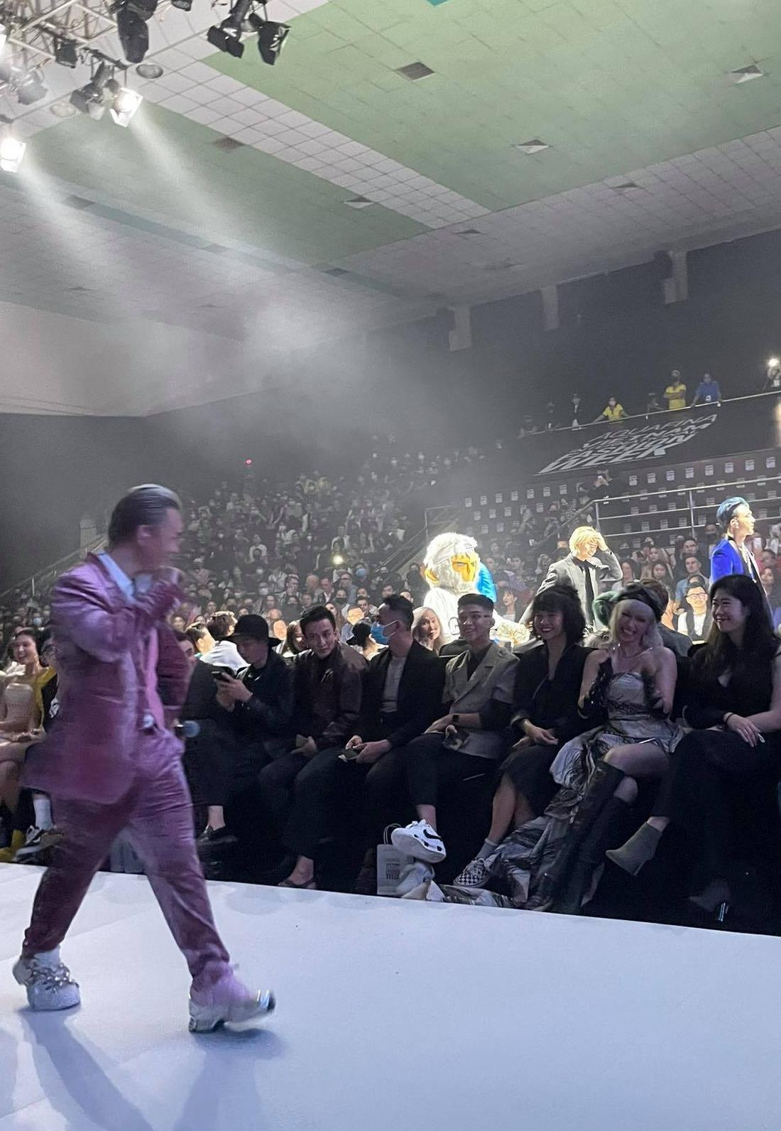 Cùng xuất hiện ở Tuần lễ thời trang, Châu Bùi cười “mê mệt” khi thấy Binz lướt ngang ảnh 4