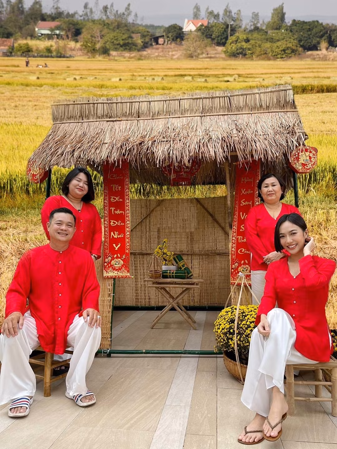Sao Việt đầu năm: Mỹ Tâm khoe sắc trong váy vàng rực rỡ, Sơn Tùng M-TP chuẩn "soái ca" bên em trai ảnh 8