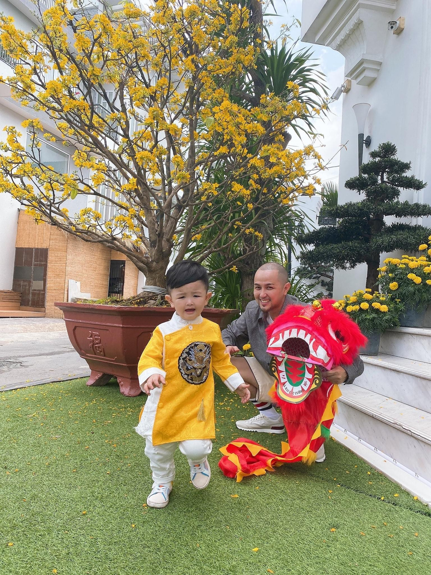 Sao Việt đầu năm: Mỹ Tâm khoe sắc trong váy vàng rực rỡ, Sơn Tùng M-TP chuẩn "soái ca" bên em trai ảnh 12