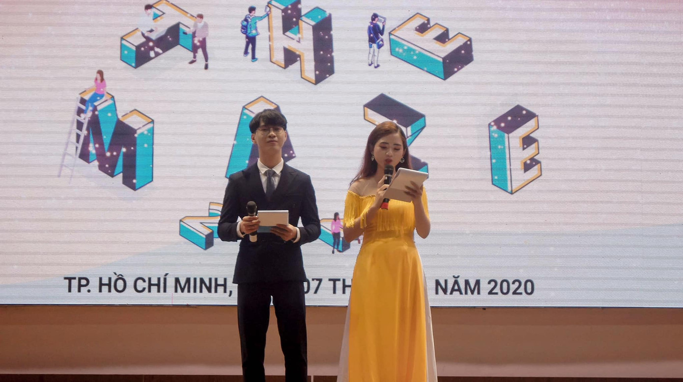 Túy Cát (bên phải) là một người dẫn chương trình bên cạnh việc học ở trường Đại học. (Ảnh: NVCC) Sinh viên làm thêm Tết: Người lần đầu gửi tiền cho mẹ sắm Tết, người đến đêm 30 mới về nhà ảnh 1