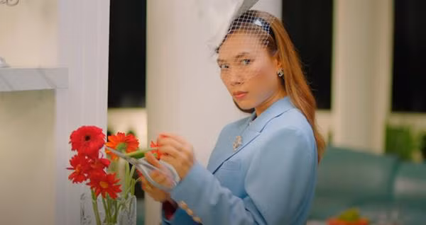 “Chốt đơn” V-Pop 2020, Mỹ Tâm gây bão với vũ đạo con vịt “Donald Style” trong MV mới ảnh 4