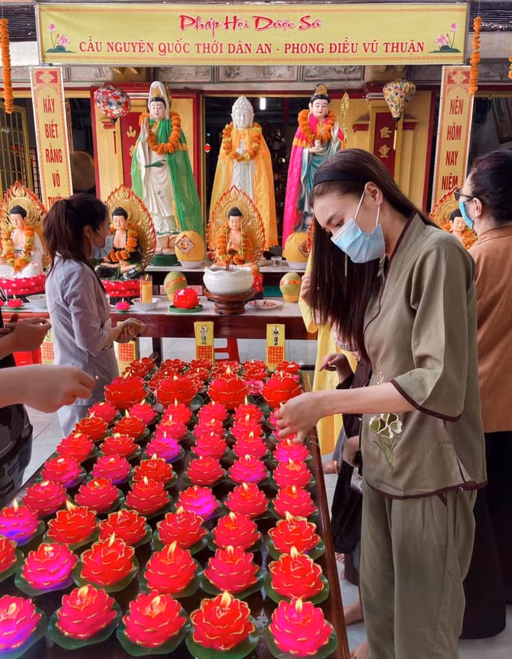 Soi trang phục đi lễ chùa của sao Việt: Người được khen hết lời, người nhận “gạch đá” tới tấp ảnh 7