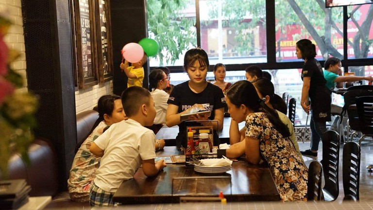 Những công việc bán thời gian của ngành dịch vụ là lựa chọn quen thuộc của nhiều bạn sinh viên. Ảnh minh họa từ Internet Sinh viên làm thêm Tết: Người lần đầu gửi tiền cho mẹ sắm Tết, người đến đêm 30 mới về nhà ảnh 2