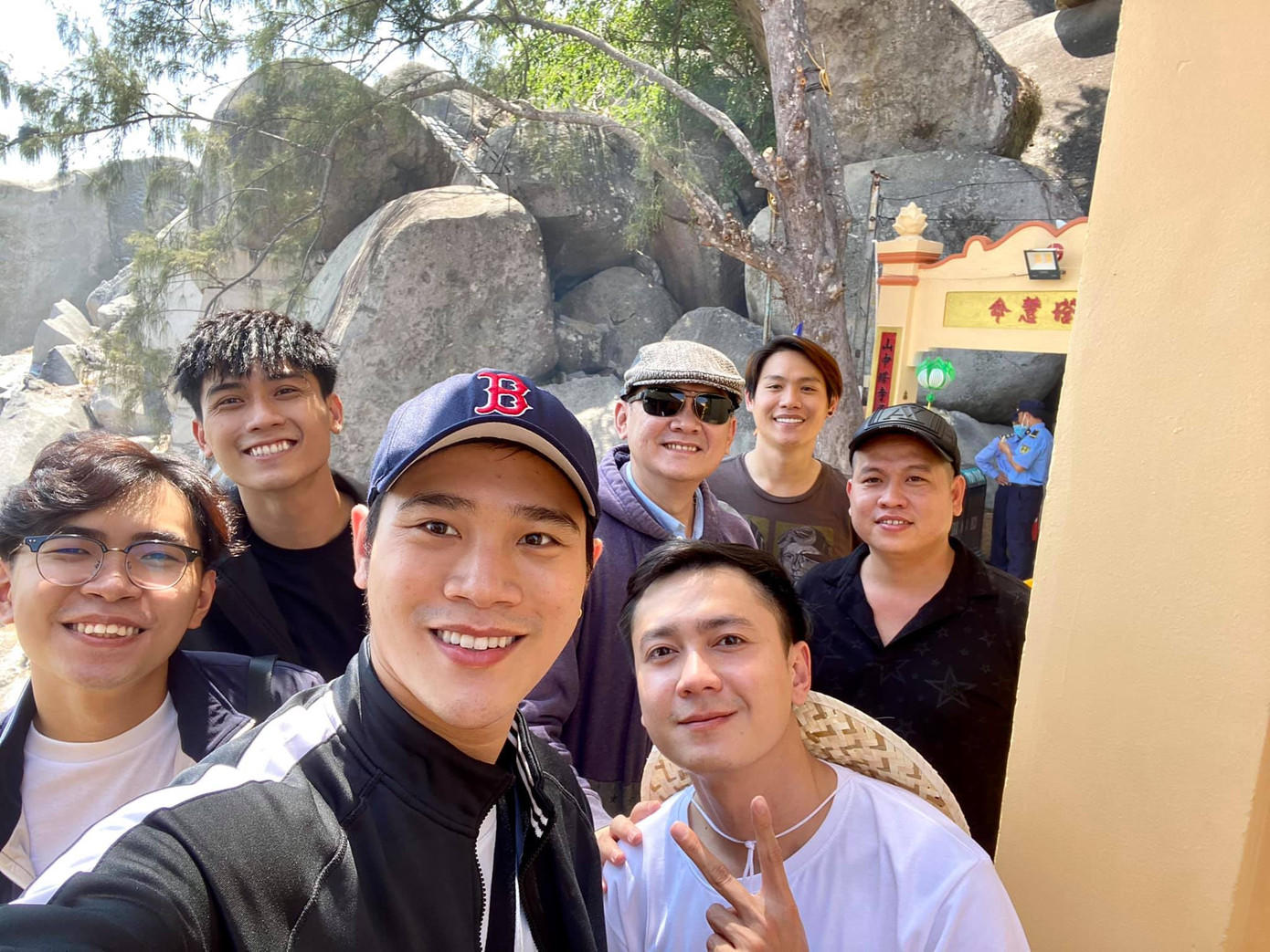 1001 biểu cảm du Xuân đầu năm của Minh Dự: Khi đi hết mình, khi về hết hồn! ảnh 1