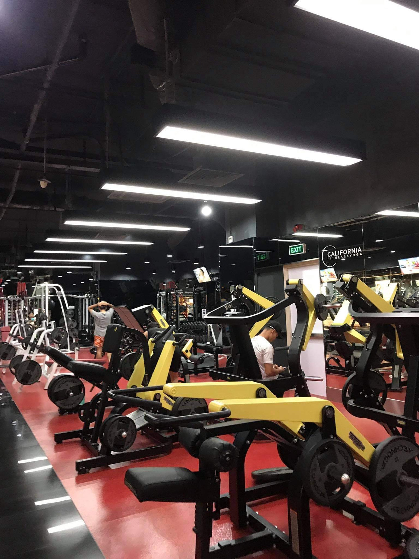 Giới trẻ Sài Gòn nô nức khoe ảnh "check-in" trở lại phòng gym đầy khí thế ảnh 5