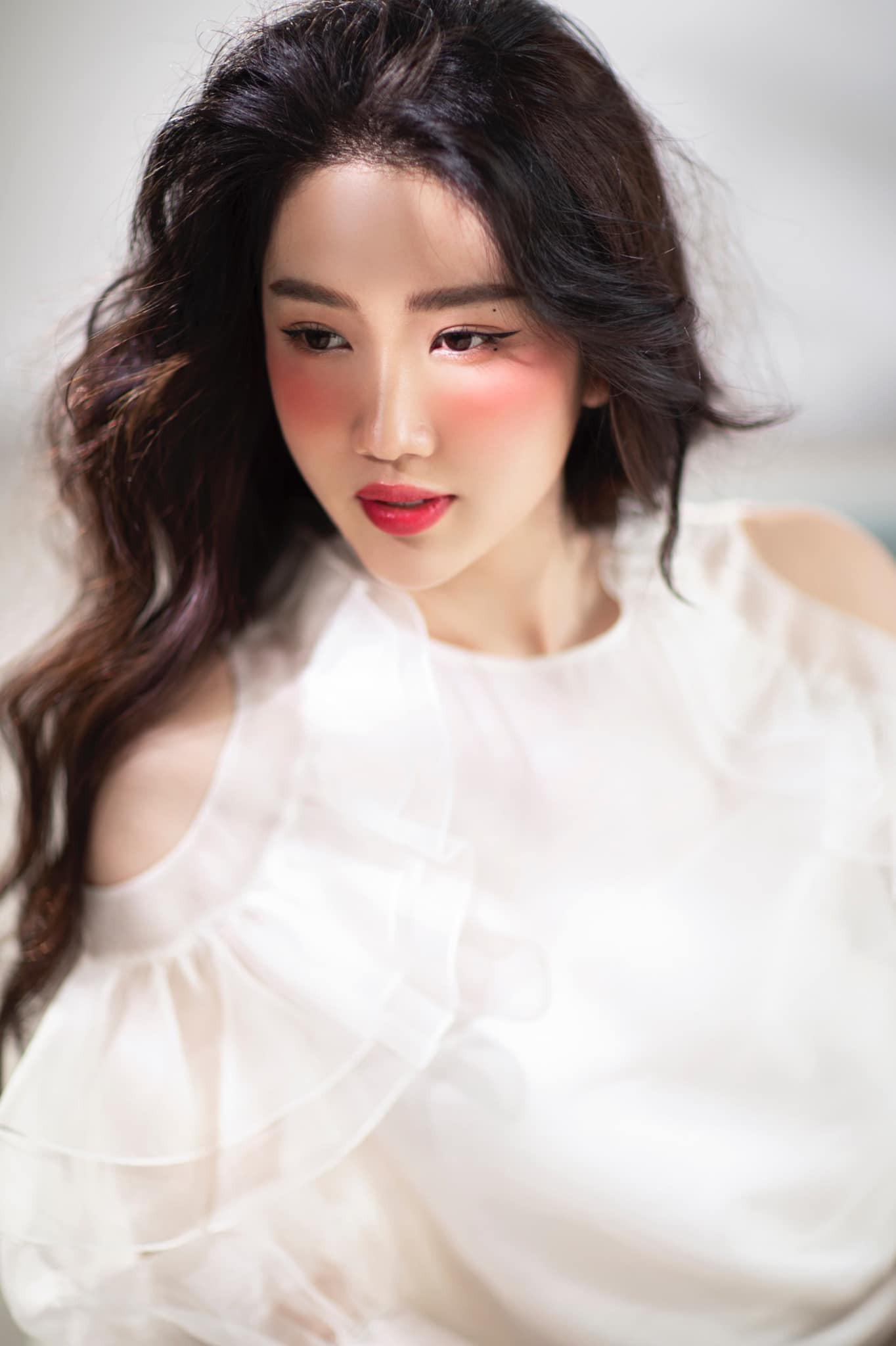 Ngắm Thúy Ngân khoe sắc trong bộ ảnh mới, netizen liên tưởng ngay đến Lưu Diệc Phi ảnh 2