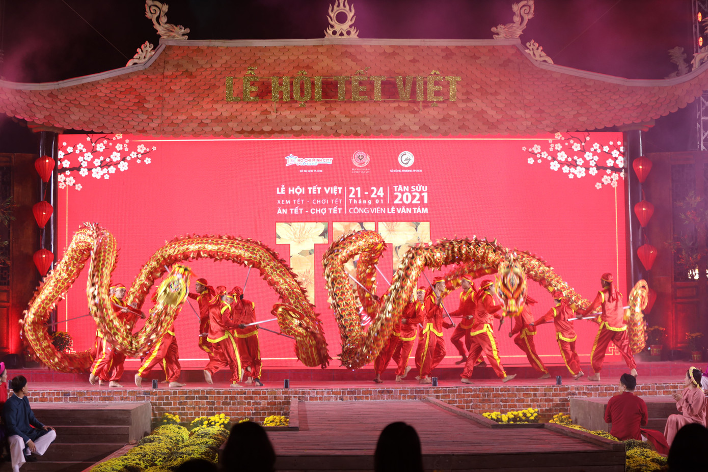Lễ hội Tết Việt vừa được khai mạc vào tối 21/1/2021 tại công viên Lê Văn Tám, Quận 1, TP.HCM Teen Sài Gòn đón Tết sớm: Tưng bừng trò chơi dân gian, diện áo dài đi phố ông Đồ ảnh 1