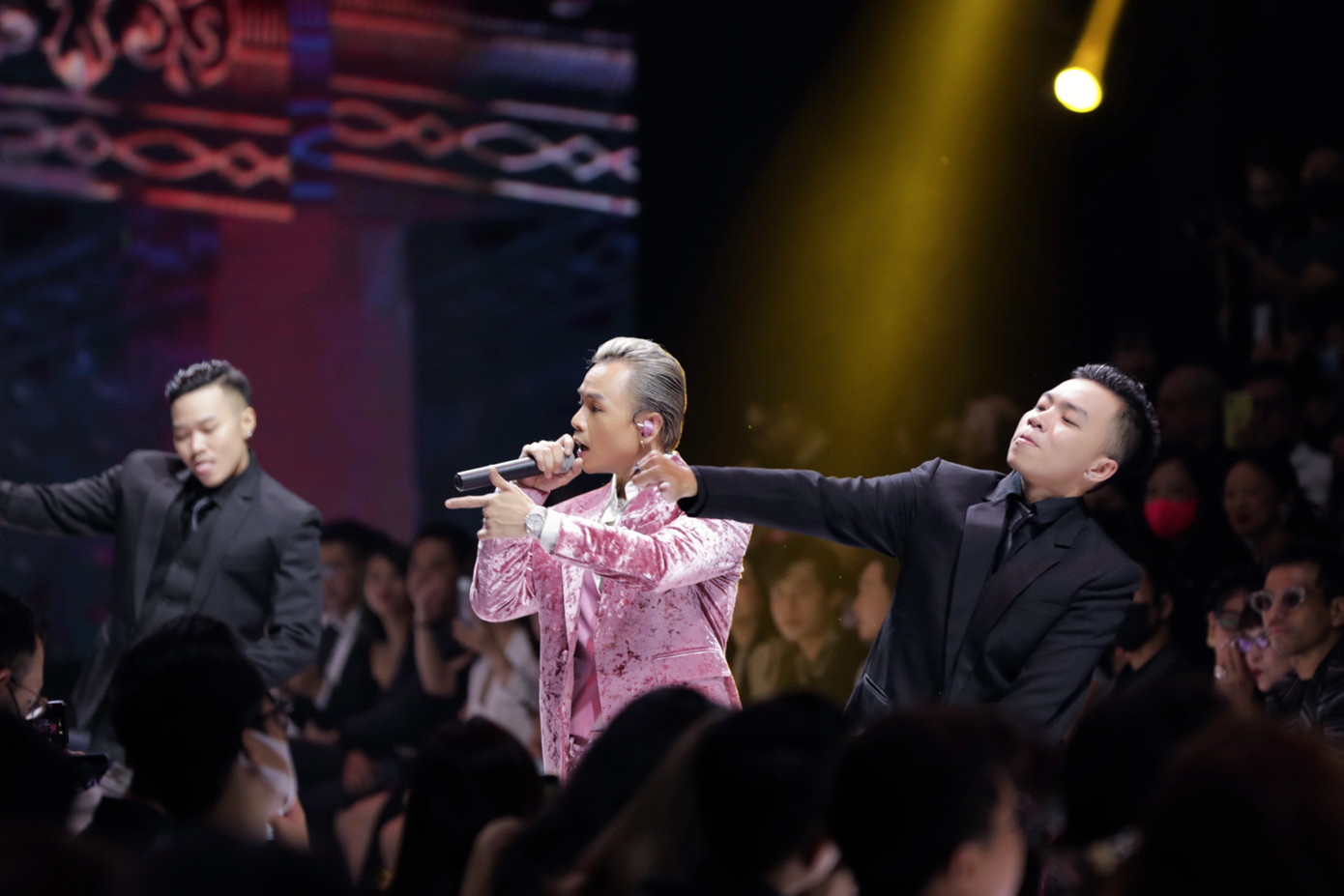 Cùng xuất hiện ở Tuần lễ thời trang, Châu Bùi cười “mê mệt” khi thấy Binz lướt ngang ảnh 5