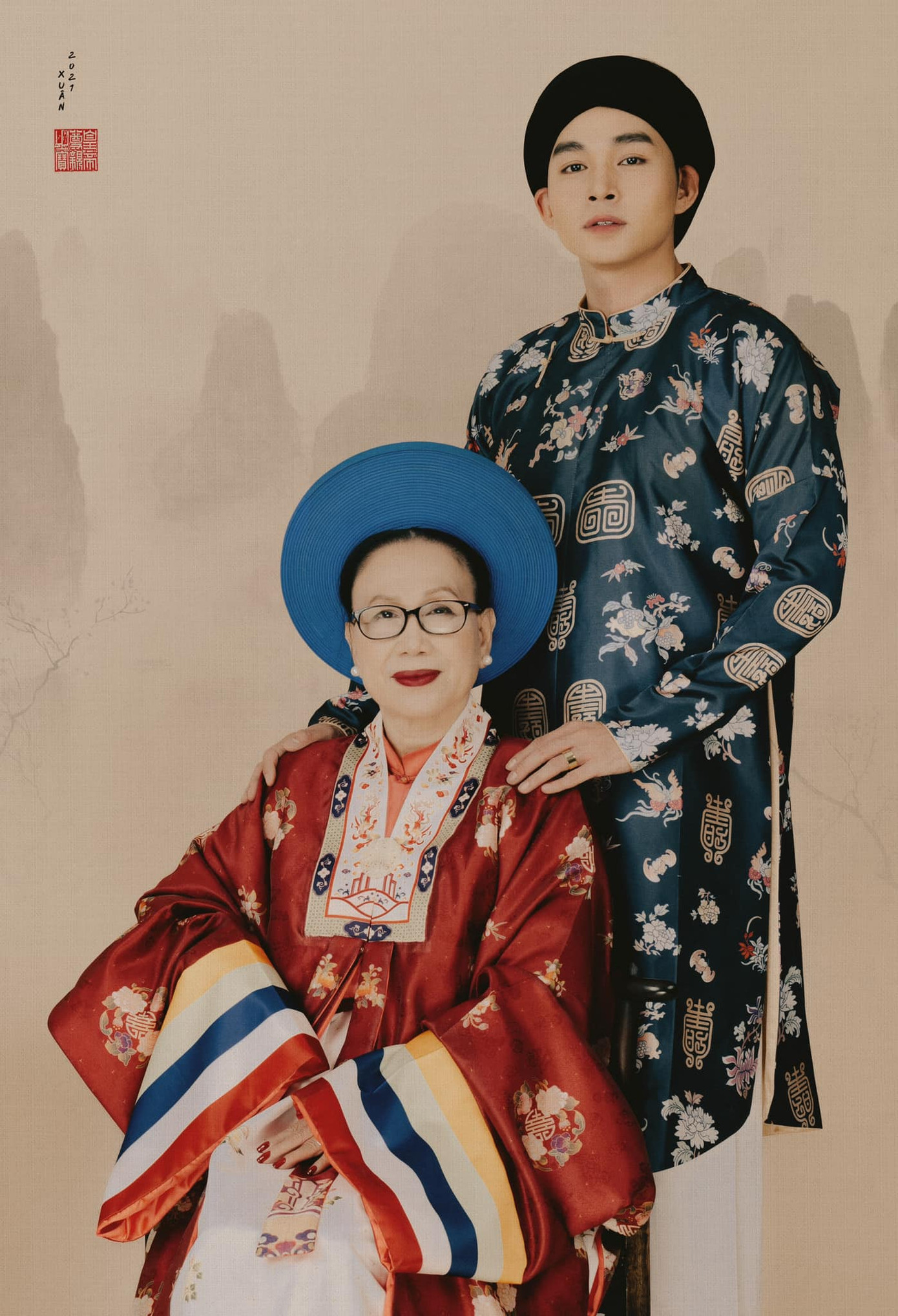 Jun Phạm “ngược dòng thời gian”, mặc cổ phục Việt chụp hình bên gia đình đón Tết ảnh 4