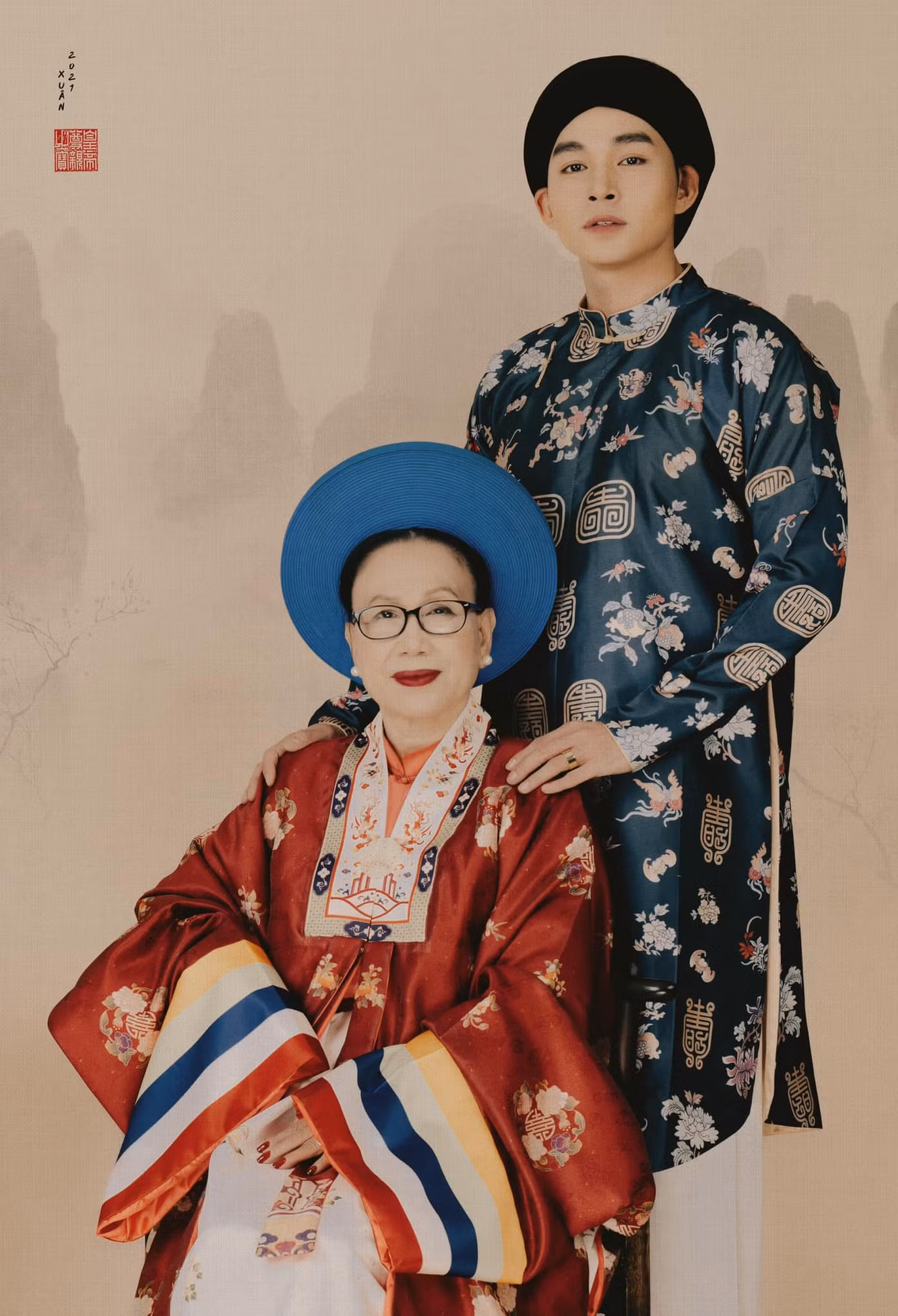 Jun Phạm “ngược dòng thời gian”, mặc cổ phục Việt chụp hình bên gia đình đón Tết ảnh 4