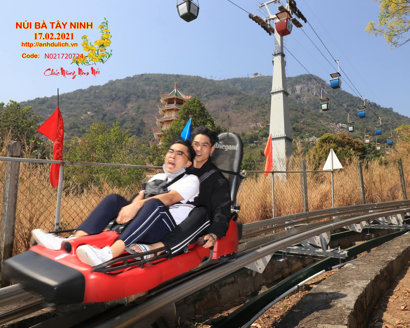 1001 biểu cảm du Xuân đầu năm của Minh Dự: Khi đi hết mình, khi về hết hồn! ảnh 2