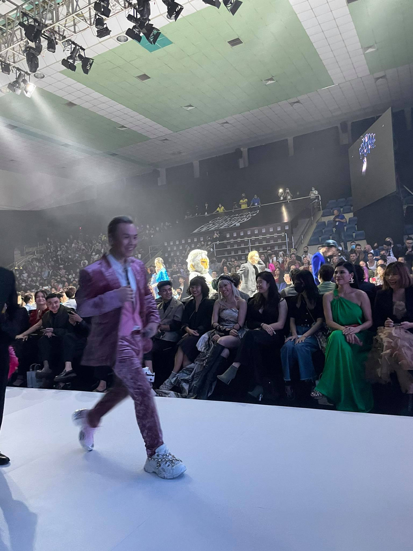 Cùng xuất hiện ở Tuần lễ thời trang, Châu Bùi cười “mê mệt” khi thấy Binz lướt ngang ảnh 6