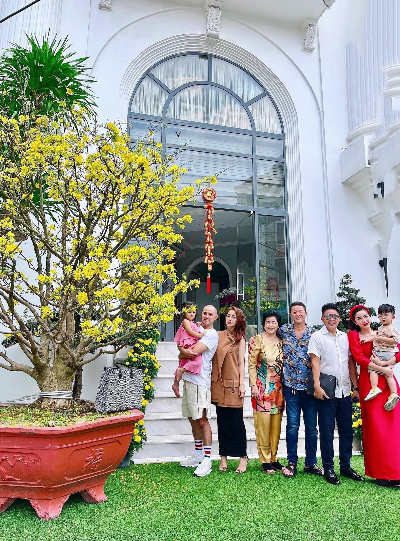 Gia đình nữ ca sĩ Bảo Thy Sao Việt đầu năm: Mỹ Tâm khoe sắc trong váy vàng rực rỡ, Sơn Tùng M-TP chuẩn "soái ca" bên em trai ảnh 13