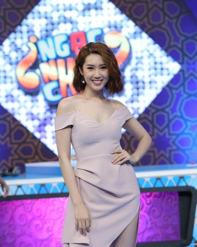 Ngắm Thúy Ngân khoe sắc trong bộ ảnh mới, netizen liên tưởng ngay đến Lưu Diệc Phi ảnh 1