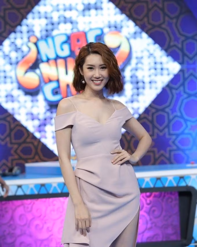 Ngắm Thúy Ngân khoe sắc trong bộ ảnh mới, netizen liên tưởng ngay đến Lưu Diệc Phi ảnh 1