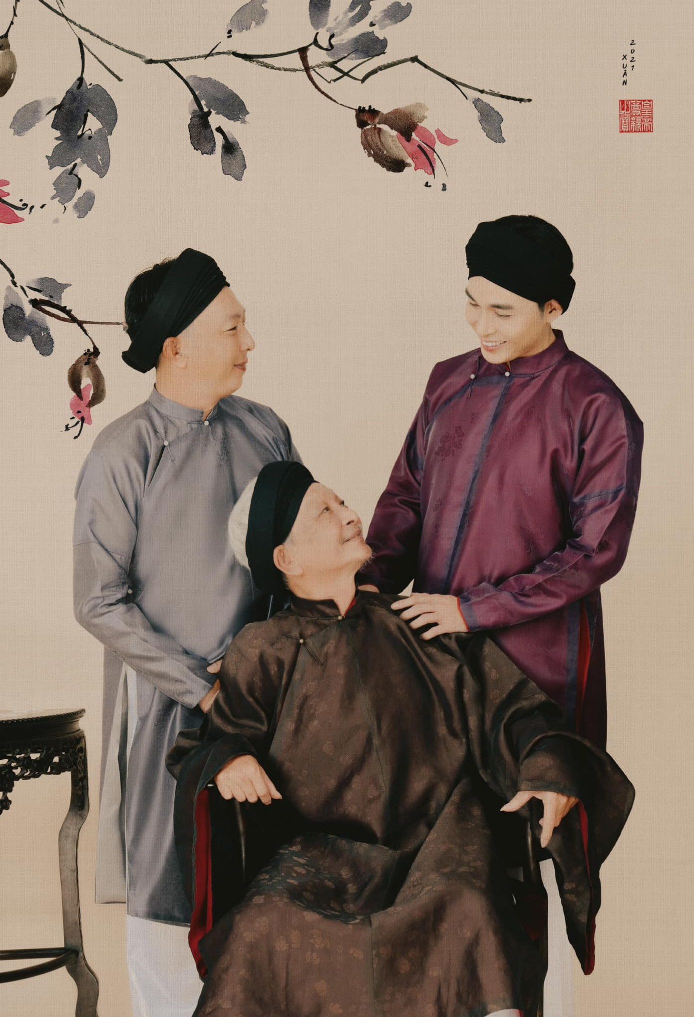 Jun Phạm “ngược dòng thời gian”, mặc cổ phục Việt chụp hình bên gia đình đón Tết ảnh 3