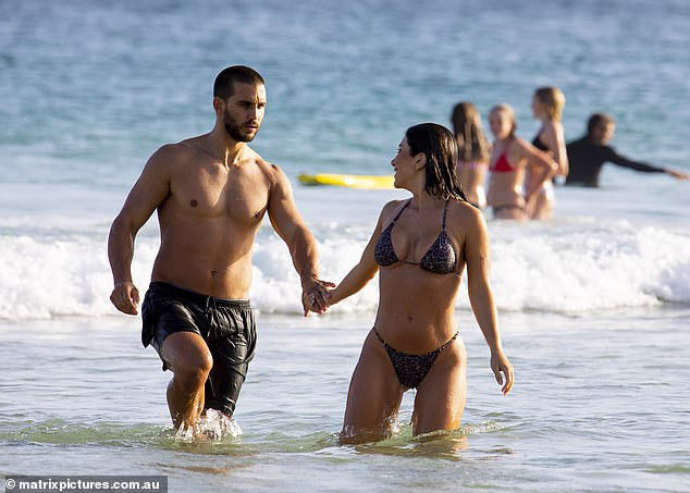 Sao truyền hình Úc tròn đầy cực nóng bỏng với bikini bé xíu ảnh 4