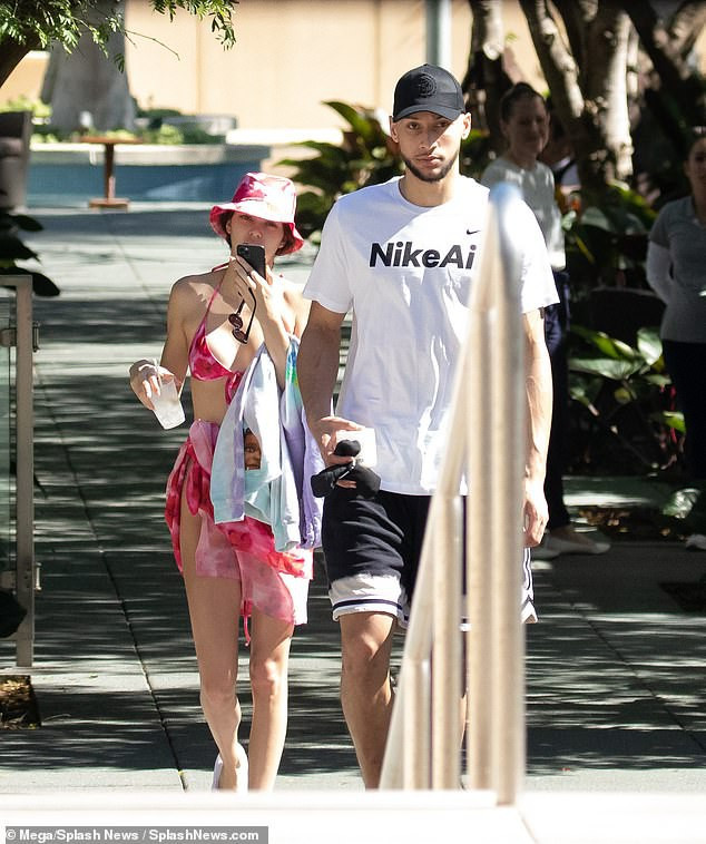 'Chân dài đắt giá nhất thế giới' mặc xuyên thấu, xẻ ngực sexy trên sàn catwalk ảnh 7