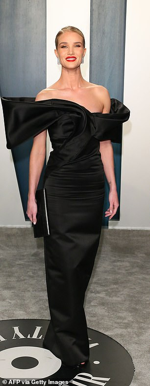 Bạn gái vai trần sexy đẹp đôi bên 'Người vận chuyển' Jason Statham ảnh 8