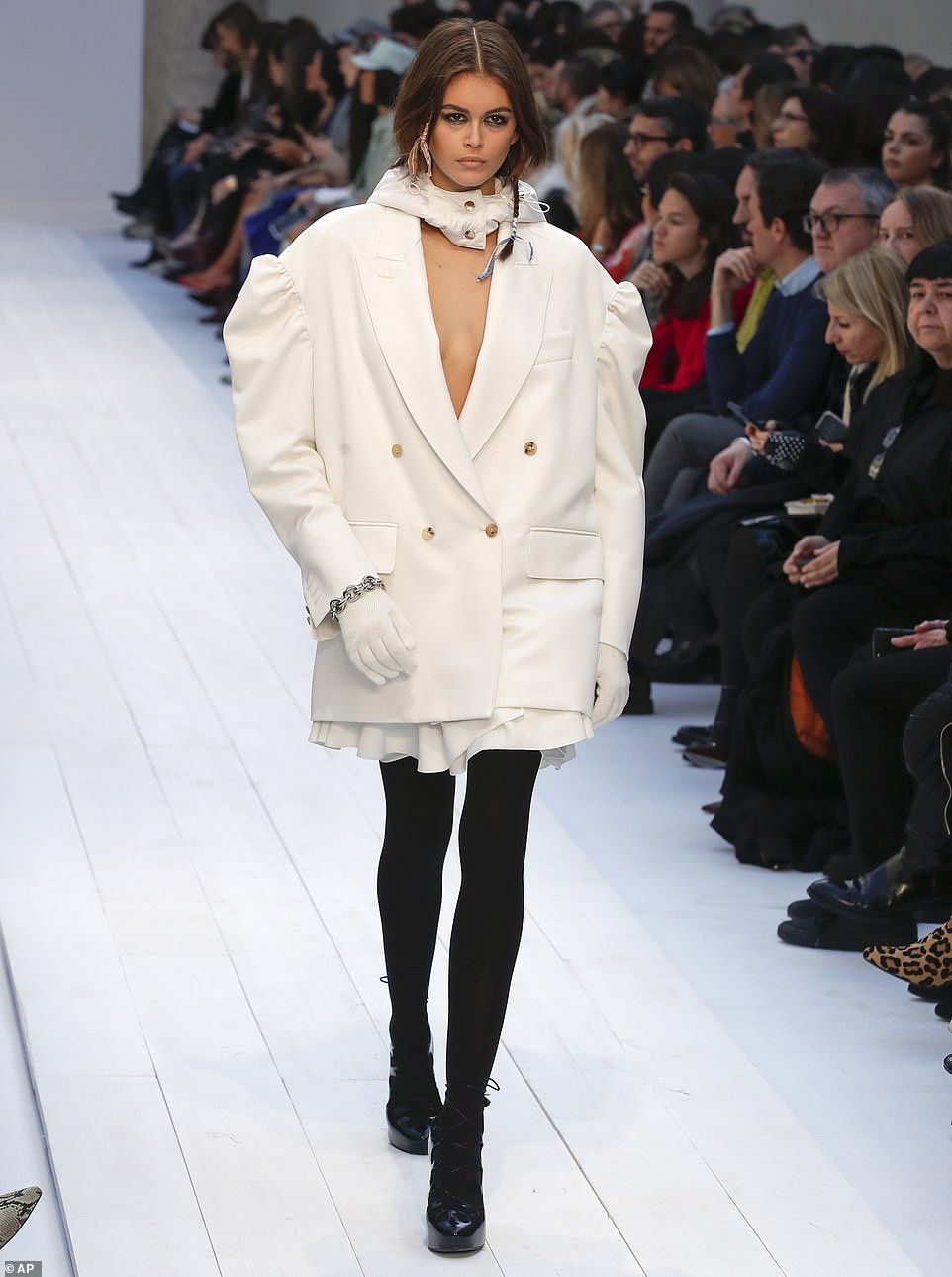 Con gái siêu mẫu của Cindy Crawford và Bella Hadid ngực trần catwalk ảnh 4